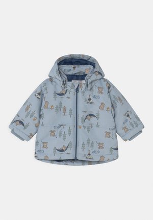 Jasnoniebieska kurtka dla malucha z kapturem, zapinana na zamek, ozdobiona wzorem z zabawnymi misiami, drzewami, ogniskiem i tipi.