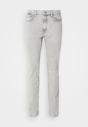 Jeanși din denim gri deschis cu un design straight leg, prezentând o închidere clasică cu buton, cinci buzunare și o textură subtilă de decolorare.