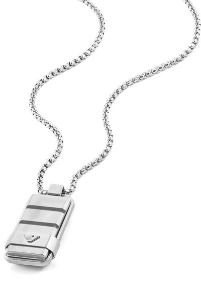 Silverfärgad hängande halsband med en rektangulär berlock som har tre horisontella spår. Kedjelänkarna är runda och ihopsatta.