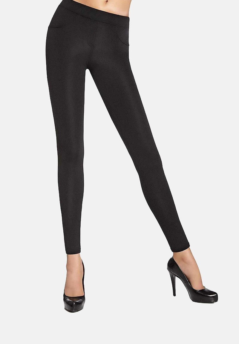 Czarne legginsy o gładkiej fakturze i dopasowanym kroju, z dwoma przednimi kieszeniami. W połączeniu z czarnymi szpilkami.