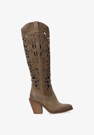 Kozaki do kolan na koturnie, wykonane z tanowego zamszu, z misternymi wzorami wyciętymi na cholewie i gładkim wzorem nosa.