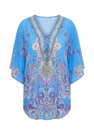 Blå boheme tunika med blomster- og paisleymønstre, V-hals med snøre og løse trekvartærmer.