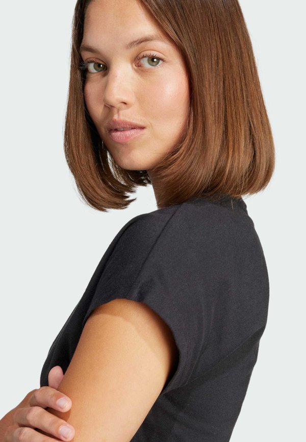 ESSENTIALS LINEAR - Basic T-shirt2