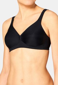 Soutien-gorge noir à côtes avec des bonnets triangulaires, bretelles ajustables et une bande élastique douce. Texture lisse sans rembourrage, présentant des détails de couture simples.