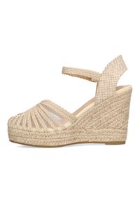 Sandalia de cuña con empeine de fibra natural tejida, diseño de punta abierta, tacón texturizado en tono claro y correa ajustable en el tobillo.