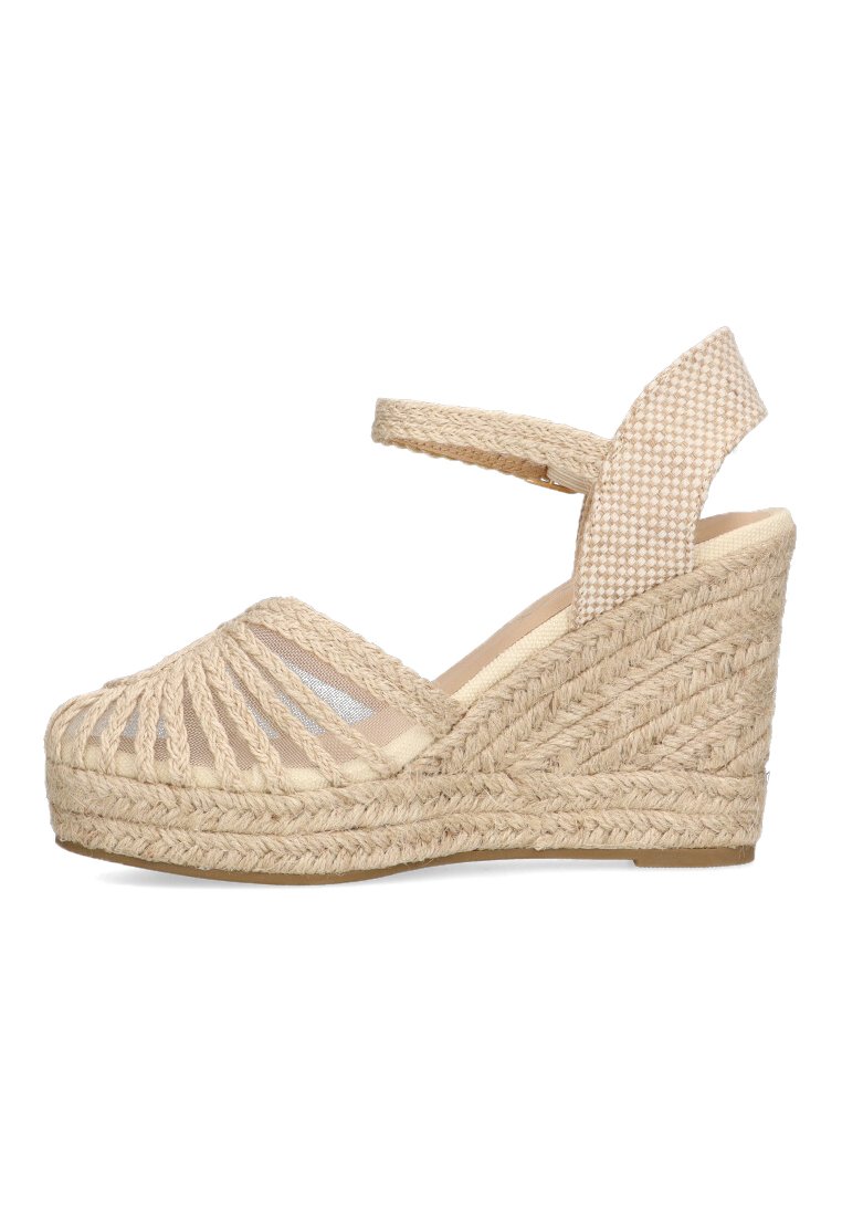 Sandalia de cuña con empeine de fibra natural tejida, diseño de punta abierta, tacón texturizado en tono claro y correa ajustable en el tobillo.