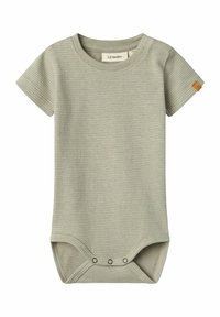 Bodysuit kratkih rukava u svijetlozelenoj vaflaste teksturi, s okruglim izrezom, gumbićima na dnu i malom kožnom etiketom na rukavu.