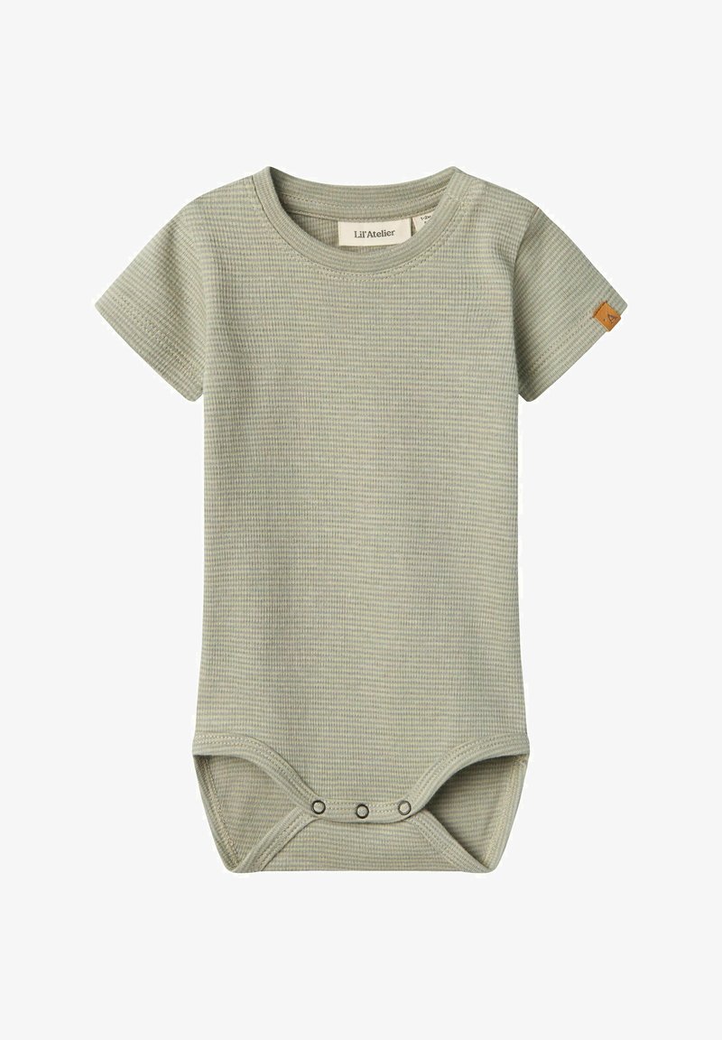 Šviesiai žalios spalvos trumpa rankovė bodysuit'o, pagaminto iš vaflinės tekstūros, su apvaliu kaklu, snap mygtukais apačioje ir mažo odinio ženklelio ant rankovės.