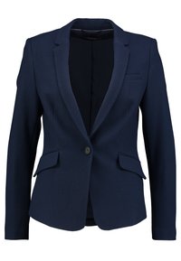 Blazer azul marino con un acabado texturizado, cierre de botón único, dos bolsillos frontales y solapas con muesca, con un forro interior suave.