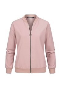 Světle růžová bomber bunda vyrobená z jemného materiálu, s předním zipem, žebrovaným límcem a manžetami, a minimalistickým designem.