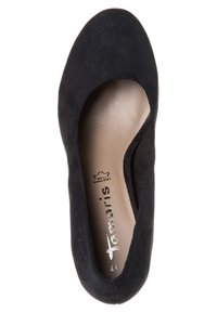 Svart mocka dam sko med rund tå och låg skärning på sidorna. Har en beige innervadding och präglad logotyp på innersulan.