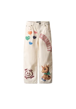 Pantalon blanc cassé avec des cœurs colorés, texte « CURIOSITY », un visage souriant avec « Keep an open mind » et une girafe cartoon portant un nœud vert et des chaussures bleues.