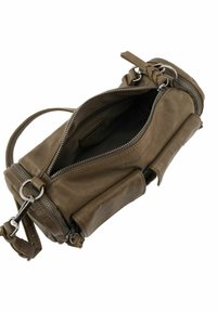 Sac en cuir marron avec une fermeture éclair ouverte, une bandoulière réglable et une poche externe. Présente une texture lisse et des accents en métal.