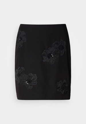 Czarna spódnica z kwiatowym haftem w czerni, ozdobiona cekinami na kwiatach. Zaprojektowana z prostym krojem i długością do połowy uda.