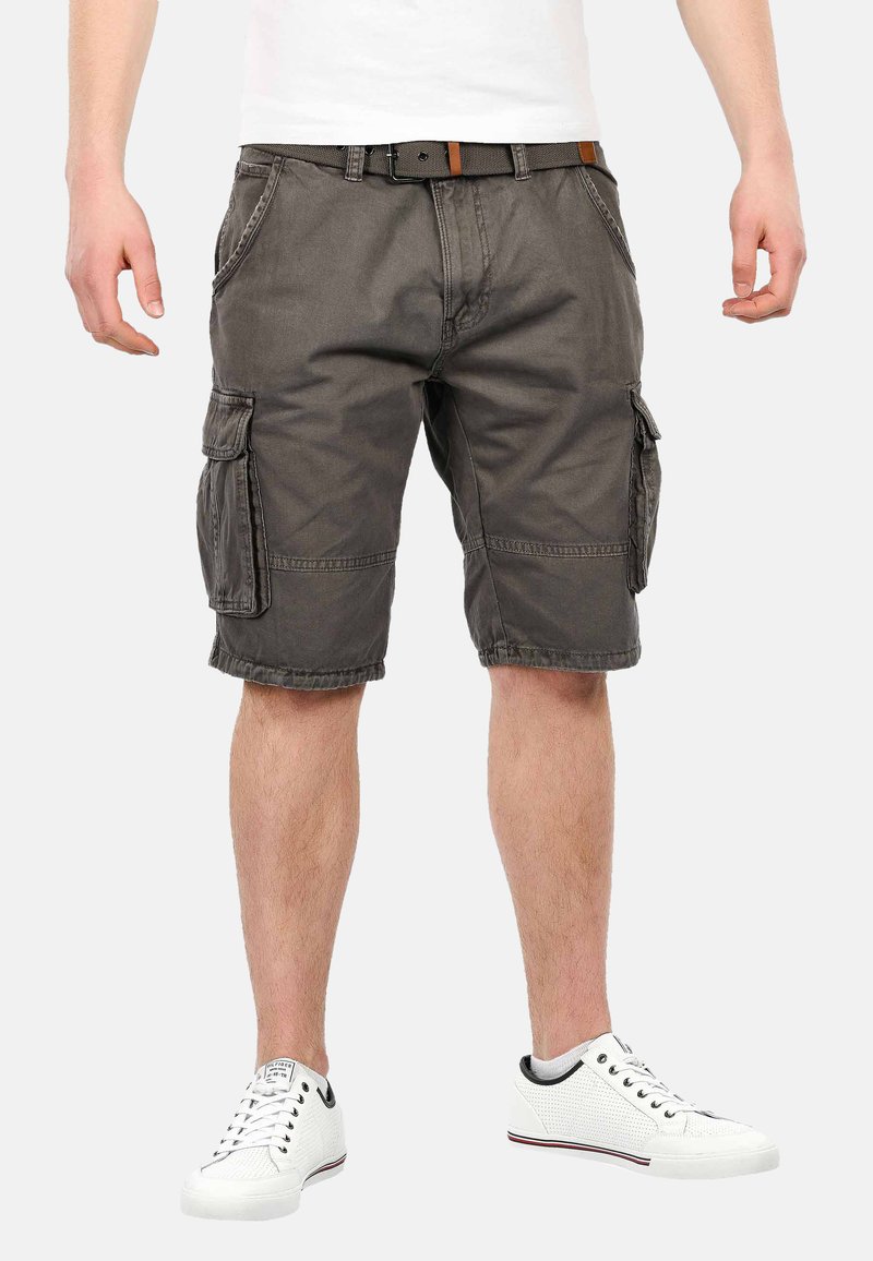 Gray cargo shorts made of cotton, featuring side pockets and a relaxed fit. Paired with white sneakers for a casual look.