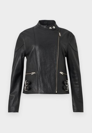 Mustast nahast mootorratturi jakk asümmeetrilise esilukuga, kahe lukuga taskuga, vöökohal pandlatega rihmade ja trukknööbiga kraega.