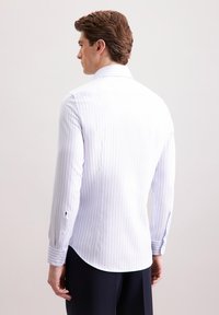 Koszula z długim rękawem w jasnoniebieskie i białe pionowe paski, wykonana z gładkiego materiału, z zaokrąglonym dołem i mankietami zapinanymi na guziki.