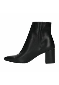 Zwarte enkelboot gemaakt van soepel leer, met een scherpe neus en een chunky blokhak. Naaddetails voegen subtiele textuur toe.