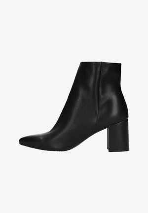 Schwarze Knöchelstiefel aus glattem Leder mit spitzer Zehenform und blockartigem Absatz. Nähte verleihen eine subtile Textur.