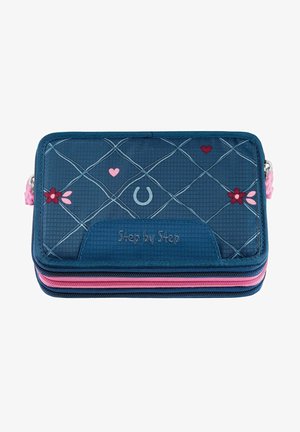 Blauwe etui met rits en reliëfdiamantpatroon. Heeft roze accenten, bloemmotieven en het "Step by Step" logo. Textured oppervlakte.