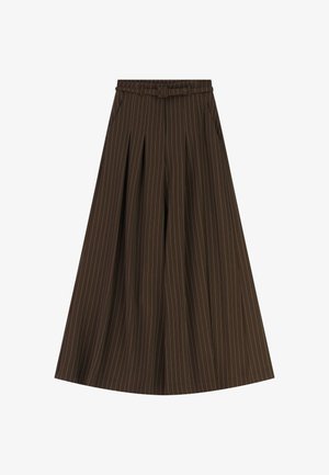 Pantaloni ampi a righe marroni con pieghe, tasche laterali e cintura in tessuto abbinato in vita.