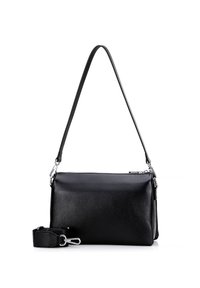 Czarna skórzana torba na ramię o eleganckim, prostokątnym kształcie, ze srebrnymi elementami metalowymi i odpinanym paskiem. Posiada zamek błyskawiczny i teksturowaną powierzchnię.