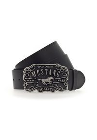 Czarny skórzany pasek z metalową srebrną klamrą, na której znajduje się tekst "True Denim" oraz "Mustang", a także wzór konia i ozdobne detale.