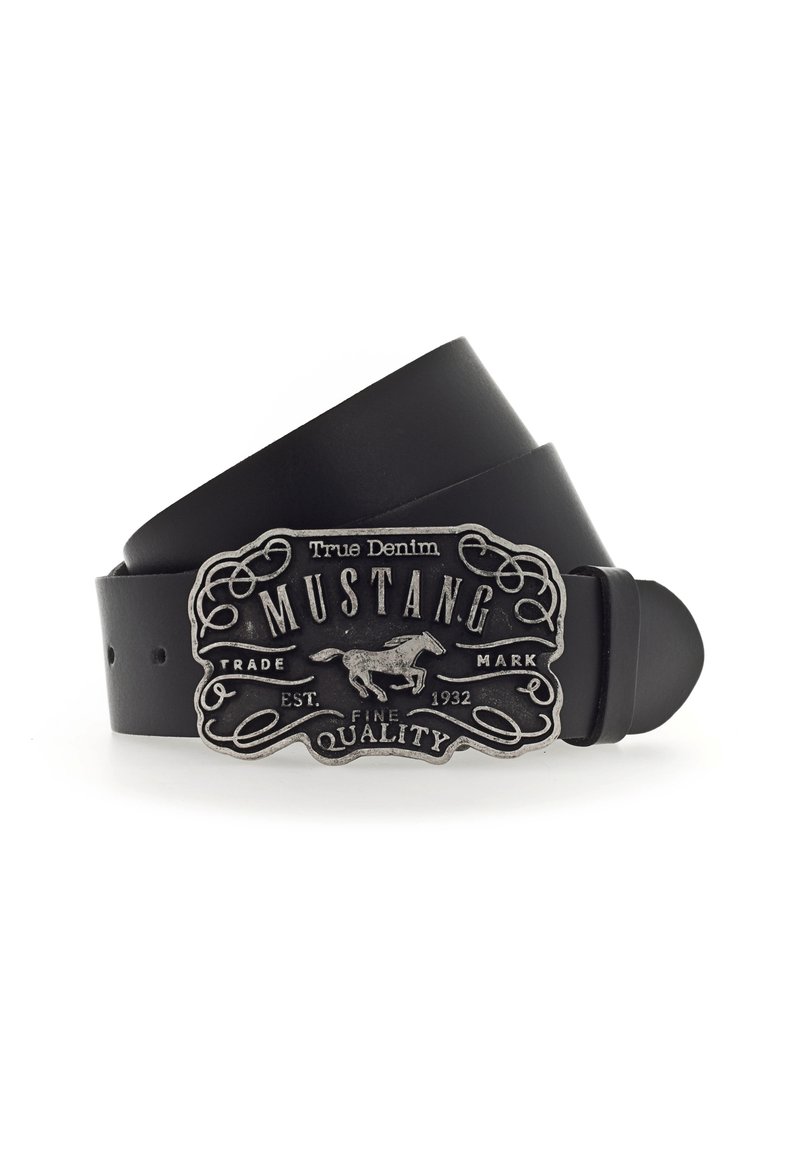 Czarny skórzany pasek z metalową srebrną klamrą, na której znajduje się tekst "True Denim" oraz "Mustang", a także wzór konia i ozdobne detale.