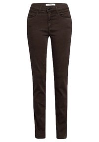 Tmavě hnědé slim-fit džíny s knoflíkovým zapínáním, předními kapsami a poutkami na opasek, vystavené na bílém pozadí.