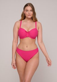 Rosa bikini set med en formgjuten underwired-bh med en rosett fram och matchande högmidjade trosor, slät textur.