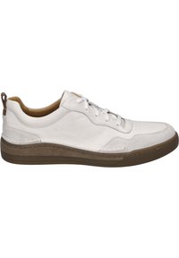 Weiße Leder-Sneaker mit braunen Akzenten, runder Spitze, Schnürdesign, strukturierten Außensohle, Seitennähten und einer kleinen Schlaufe an der Ferse.