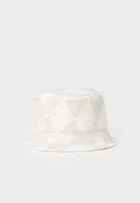 Chapeau seau blanc avec un motif géométrique en rose clair. Fabriqué en matériau léger avec un large bord flasque et une texture lisse.