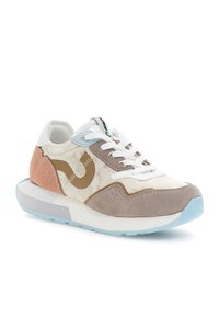 Lässige Sneaker mit weißen, beigen, hellbraunen und pastellblauen Wildleder- und Stoffpaneelen, weißen Schnürsenkeln und einer dicken weißen und blauen Sohle.