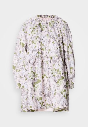 Kukkaprintillä varustettu vaaleanpunainen ja vihreä mekko, jossa on pallopäiset hihat, ry gathered kaula-aukko ja rento siluetti kerroksellisella muotoilulla.