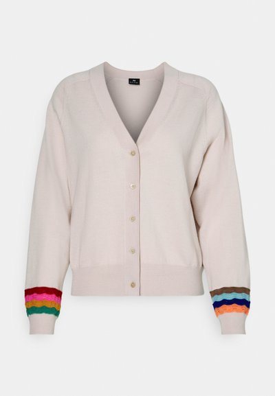 Gilet rose clair avec un col en V, présentant des boutons sur le devant et des accents colorés en forme de coque sur les manches dans des teintes de rouge, rose, vert et marron.