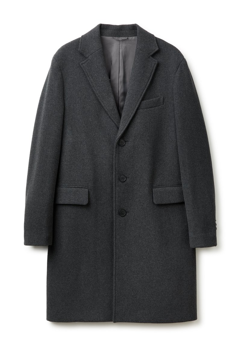 Cappotto di lana grigia con un design su misura. Presenta un colletto a revers, chiusura a tre bottoni e due tasche frontali con una tasca sul petto.