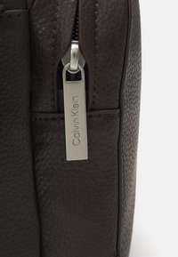 Calvin Klein MUST REPORTER - Borsa a tracolla - java brown