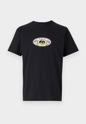 Czarny t-shirt z krótkim rękawem i okrągłym dekoltem, z umieszczonym na środku rysunkowym nadrukiem żółtej postaci krzyczącej wewnątrz różowego owalu.