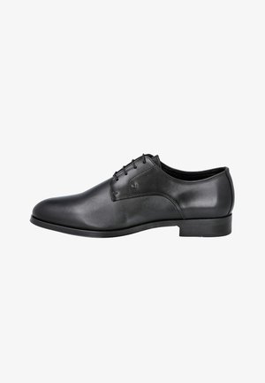 Zapato de vestir de hombre negro de cuero con cordones, puntera redondeada y tacón bajo, mostrado de lado sobre fondo blanco.