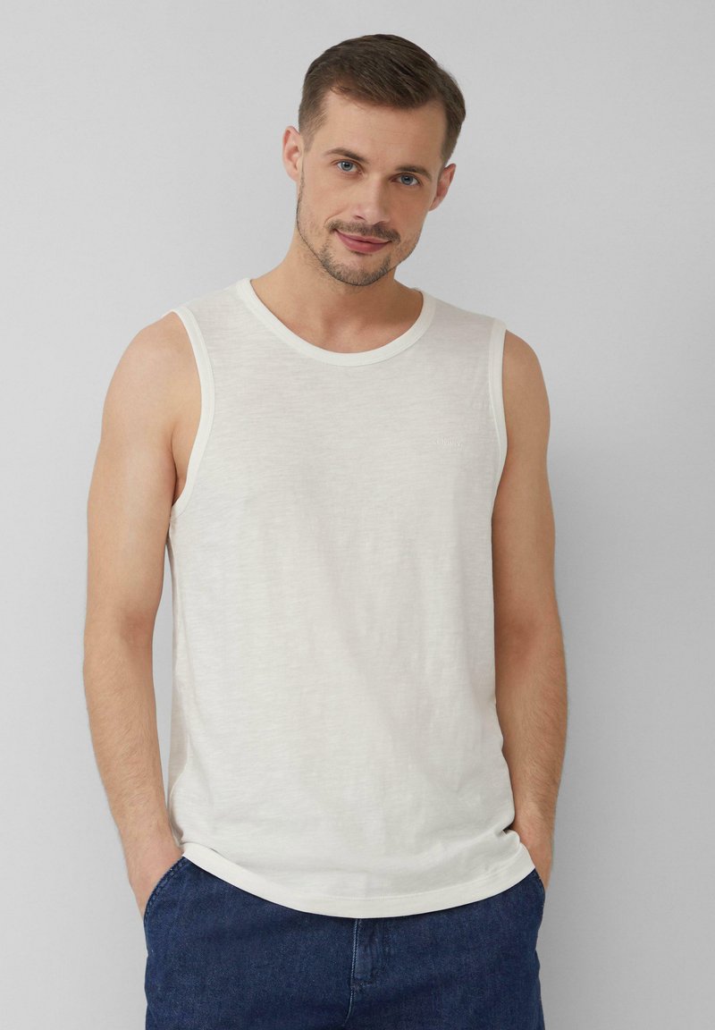 Witte mouwloze tanktop met een ronde halslijn, gemaakt van een lichte stof, met een subtiele textuur en een ontspannen pasvorm.