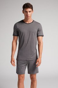 Graues Kurzarm-T-Shirt mit schwarzem Rand, kombiniert mit grauen Shorts. Der Stoff wirkt weich und glatt und zeigt ein einfaches, klares Design.