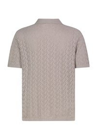 Beige Poloshirt mit kurzen Ärmeln, strukturiertem Zickzackmuster und ribbeltem Kragen. Weiches Material, lässiger Schnitt und keine sichtbaren Logos.