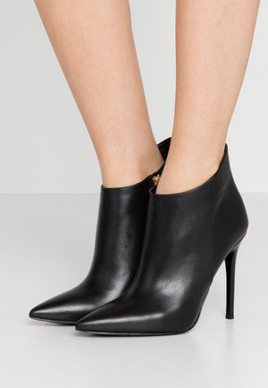 Bottines à talons hauts - black