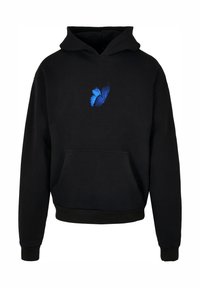 Sudadera negra con un gran gráfico de mariposa azul en el pecho, que incluye un bolsillo frontal y puños y dobladillo acanalados. Textura de tela suave.