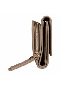 Cartera compacta de cuero beige plegada con un bolsillo para monedas con cremallera y una correa con cierre de botón de presión.