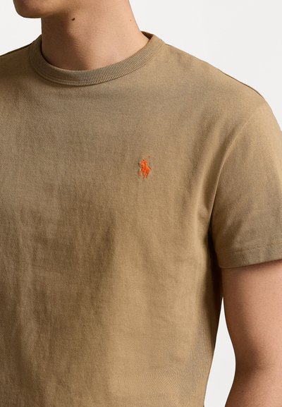 Polo Ralph Lauren CLASSIC FIT HEAVYWEIGHT JERSEY T-SHIRT - Camiseta básica - desert khaki