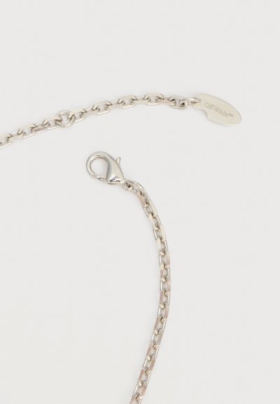 Ασημένιο κολιέ αλυσίδα με κούμπωμα αστακού και μια πλακέτα με εγχάραξη "Off-White™" σε απλή φόντο.