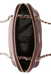 Borsa in pelle bordeaux con zip dorata, dettagli in catena e un interno nero testurizzato. Il design aperto rivela un ampio scomparto.