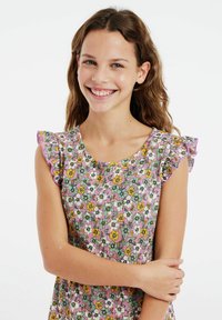 Blumenkleid mit kurzen Volantärmel, auf einem rosa Hintergrund mit gelben, weißen und türkisfarbenen Blumen. Leichter Stoff.