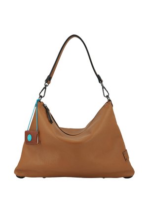 Borsa a tracolla in pelle marrone con tracolla nera rimovibile, cerniera nera e piccolo tag con accento blu appeso di lato.